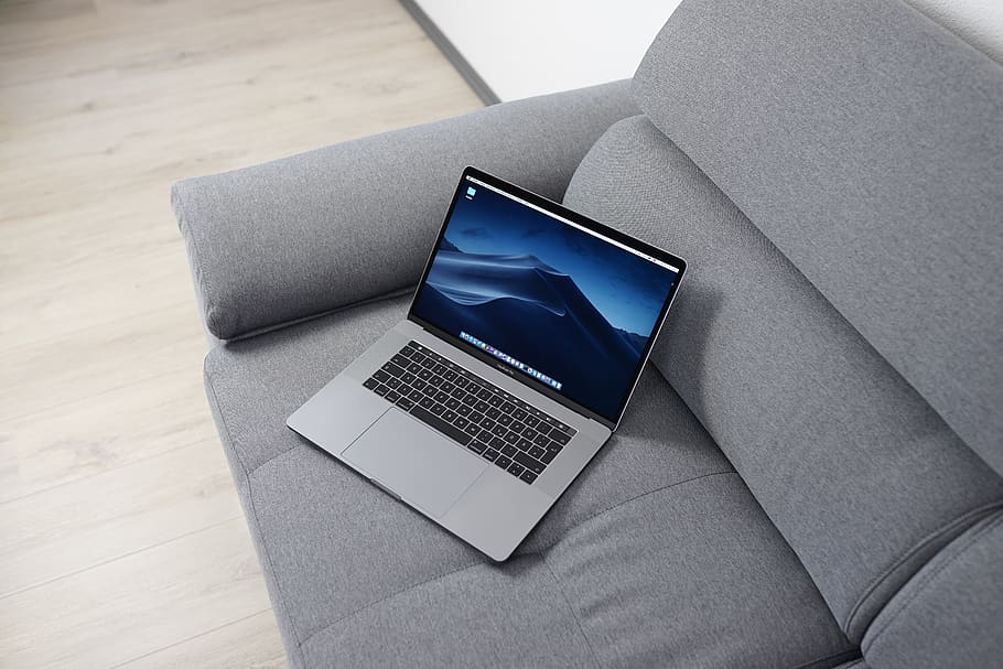 MacBook, Profi, grau, Sofa, Technologie, Computer, Laptop, Verbindung, kabellose Technologie, High Angle View, Kommunikation, drinnen, Nahansicht, keine Leute, Geschäft, Papier-, Stillleben, Tabelle, Blau, tragbares Informationsgerät, Internet, öffnen, Surfen im Internet, 5K