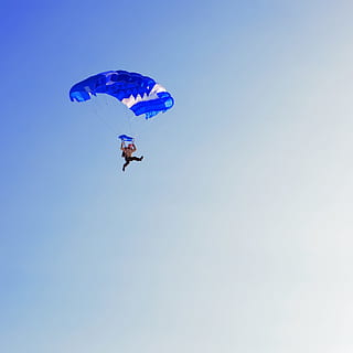 blau, busseig, extrem, caient, volar, flyer, dom, saltar, homes, paracaigudes, paracaigudisme, paracaigudista, persona, cel, esport, Esports extrems, aventura, parapent, volant, a l'aire, persones reals, cel clar, activitat d'oci, vista d’angle baix, còpia espai, persona irreconeixible, estils de vida, joia, llibertat, dia, gent, a l'aire lliure, parasailing, 2K, CC0, domini públic, lliure de regalies