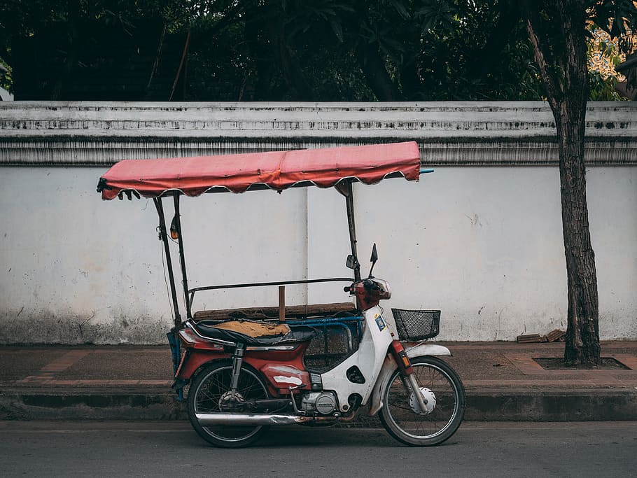 motocicleta de subjecció blanca, roda, màquina, vehicle, transport, moto, vespa, motoneta, carrer, mínim, Tailàndia, netejar, stroobants, Fabian, fastroobants, Chiang Mai, enduro, fons, calma, parc, manera de transport, vehicle terrestre, estacionari, dia, bicicleta, cap gent, ciutat, arquitectura, arbre, a l'aire lliure, planta, estructura construïda, absència, vermell, funció de construcció de parets, aparcament, exterior de l'edifici, naturalesa, 5K