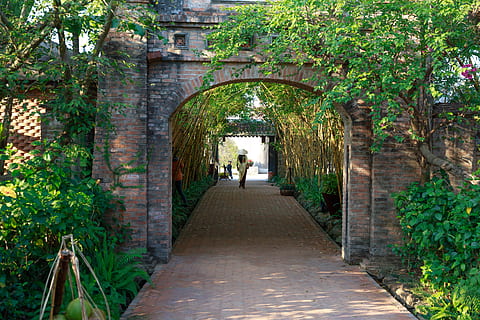 voetpad, gewelfd, stenen muur, architectuur, bakstenen, gebouw, daglicht, Ingang, tuin-, groen, groei, de begeleiding, landschap, bladeren, licht, natuur, buitenshuis, park, verharde loopbrug, steen, zomer, reizen, bomen, muur, hout, de weg vooruit, fabriek, richting, boom, boog, ingebouwde structuur, dag, echte mensen, incidentele mensen, achteraanzicht, groene kleur, wandelen, mannen, volledige lengte, vrijetijdsbesteding, perspectief verminderen, 2K, CC0, publiek domein, royaltyvrij