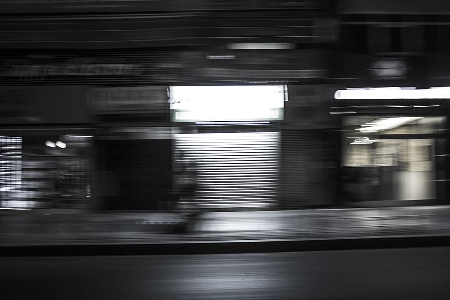 gris, tancat, persiana rodant, estació de tren, tren, vehicle, terminal, transport, asfalt, finestra, il·luminació, metro, vianants, decoració de la llar, túnel, llum, flamarada, carretera, silueta, cortina, coupe, automòbil, moviment borrós, moviment, velocitat, manera de transport, arquitectura, en moviment, transport públic, transport per ferrocarril, tren - vehicle, estructura construïda, ciutat, exposició llarga, vehicle terrestre, cap gent, il·luminat, exterior de l'edifici, a l'aire lliure, tren de metro, 5K