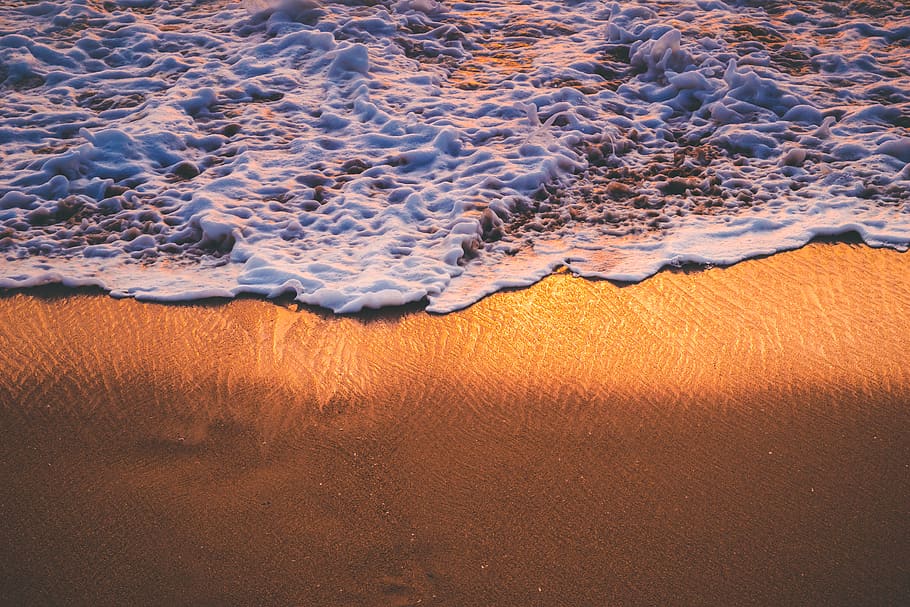 Meereswellen anzeigen, Wasser, Meer, draußen, Ozean, Natur, Sand, Küstenlinie, Schaum, Teppich, Strand, Küste, Wellen, Tier, wirbellos, Landschaft, Leben im Meer, Muschel, Land, Hacke, Fußabdruck, Schönheit in der Natur, Ruhe, Szenen - Natur, keine Leute, High Angle View, ruhige Szene, Tag, Wassersport, Sport, Sonnenuntergang, Umgebung, Sanddüne, Klima, trockenes Klima, 5K