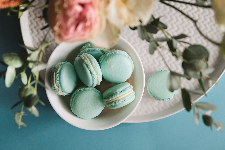 šedozelená macarons, sladké jídlo, jídlo, sladký, jídlo a pití, dezert, svěžest, oslava, detail, uvnitř, vejce, rostlina, požitek, pokušení, velikonoční vajíčko, nikdo, stůl, nezdravé stravování, velikonoční, stálý život, makarónek, 5K