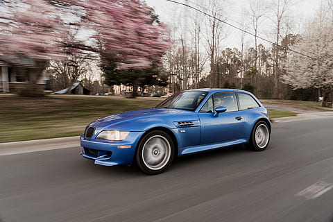 coupé blau, cotxe, vehicle, transport, automòbil, pneumàtic, màquina, va parlar, roda, roda d'aliatge, roda del cotxe, Estats Units, turó de la capella, coupe, cotxe esportiu, carretera, m coupe, z3, flors, bmw, intersecció, manera de transport, arbre, vehicle terrestre, planta, ciutat, dia, estil retro, cap gent, moviment, moviment borrós, naturalesa, carrer, cotxe d'època, arquitectura, velocitat, luxe, crom, 5K, CC0, domini públic, lliure de regalies