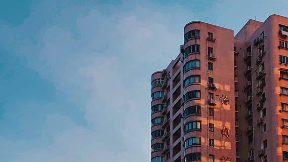 edifici marró, ciutat, de gran alçada, edifici, urbà, edifici d'apartaments, habitatge, condomini, edifici d'oficines, jingan qu, jing yuan yuan, Xina, metròpolis, arquitectura, centre de la ciutat, barri, barana, vianants, asfalt, exterior de l'edifici, estructura construïda, cel, vista d’angle baix, núvol - cel, cap gent, naturalesa, modern, barri residencial, dia, finestra, a l'aire lliure, exterior d’edifici d’oficines, oficina, blau, gratacels, apartament, 4K, CC0, domini públic, lliure de regalies