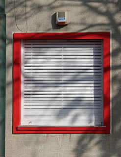 geschlossen, Fenster, Wand, Wohnkultur, Verschluss, Vorhang, Fensterschatten, Backstein, Design, Weiß, Rand, Schatten, rot, Geäst, Licht, Baum, Leinen-, Etikette, Text, Bildfenster, Gitter, Handlung, Wandbau - Funktion, gebaute Struktur, keine Leute, die Architektur, Tag, Schutz, Sicherheit, Muster, Metall, Gebäudehülle, Technologie, Nahansicht, Gebäude, Zeichen, 4K, CC0, gemeinfrei, lizenzfrei
