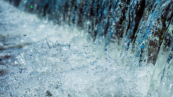 Nahansicht, Wasser, Tropfen, regnerisch, Tag, Blase, sauber, klar, kalt, Getränk, Umgebung, frisches Wasser, Frost, eisig, Glas, Flüssigkeit, Natur, Reinheit, Regen, Regentropfen, Spritzen, plantschen, Zeitraffer, Wassertropfen, Wasserspritzen, Welle, nass, keine Leute, kalte Temperatur, Winter, Eis, gefroren, Schnee, fallen, draußen, Vollbild, Hintergründe, Fenster, Schönheit in der Natur, Blau, Eiszapfen, 5K, CC0, gemeinfrei, lizenzfrei