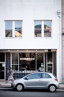 zilveren driedeurs hatchback, auto-, voertuig, vervoer, auto, venster, coupe, sportwagen, sedan, suv, winkel, poster, collage, boekenkast, meubilair, busje, schuifdeur, deur-, weg, kruispunt, plank, architectuur, buitenkant van het gebouw, ingebouwde structuur, motorvoertuig, wijze van transport, landvoertuig, gebouw, stad, dag, glas - materiaal, mannen, buitenshuis, echte mensen, volwassen, mensen, twee personen, huis, luxe, 5K, CC0, publiek domein, royaltyvrij