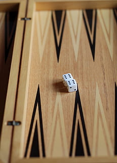 backgammon, spil, terninger, træ - materiale, kunstkultur og underholdning, ingen mennesker, selektiv fokusering, indendørs, tæt på, fritidsspil, fritidsaktivitet, held, stilleben, gambling, lempelse, fokus på forgrunden, mulighed, bord, nummer, sort farve, dag, sport, 2K, CC0, offentligt domæne, royaltyfrie