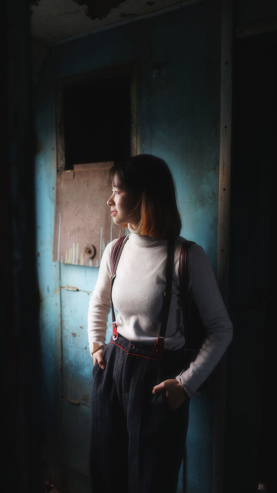 al tren, de peu, una persona, persones reals, a l'interior, tres quarts de longitud, arquitectura, edifici, estils de vida, adult jove, roba casual, adult, estructura construïda, dones, abandonat, funció de construcció de parets, mirant, finestra, entrada, dia, pentinat, contemplació, 5K