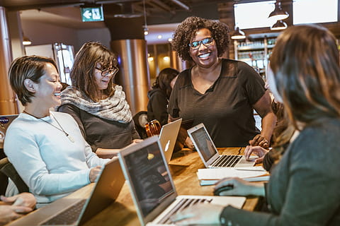 apprentissage, code, photo amusante, école, codage, journée des femmes, développement de logiciels, éducation, entraînement, prof, femmes, groupe de personnes, la communication, souriant, portable, adulte, La technologie, Technologie sans fil, jeune adulte, jeune femme, bonheur, séance, ordinateur, les femelles, utilisant un ordinateur portable, affaires, unité, à l'intérieur, 4K, CC0, domaine public, libre de droits