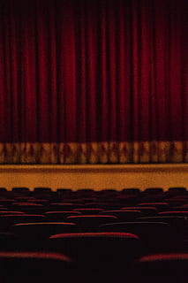 posti a sedere vuoti del teatro, in casa, cinema, cultura artistica e intrattenimento, rosso, nessuno, posto a sedere, palcoscenico, industria cinematografica, avvicinamento, teatro di scena, tenda, stage - spazio per le prestazioni, auditorium, assenza, di fila, Teatro, messa a fuoco selettiva, tessile, prestazione, vuoto, strumento a tastiera, 5K, CC0, dominio pubblico, privo di copyright