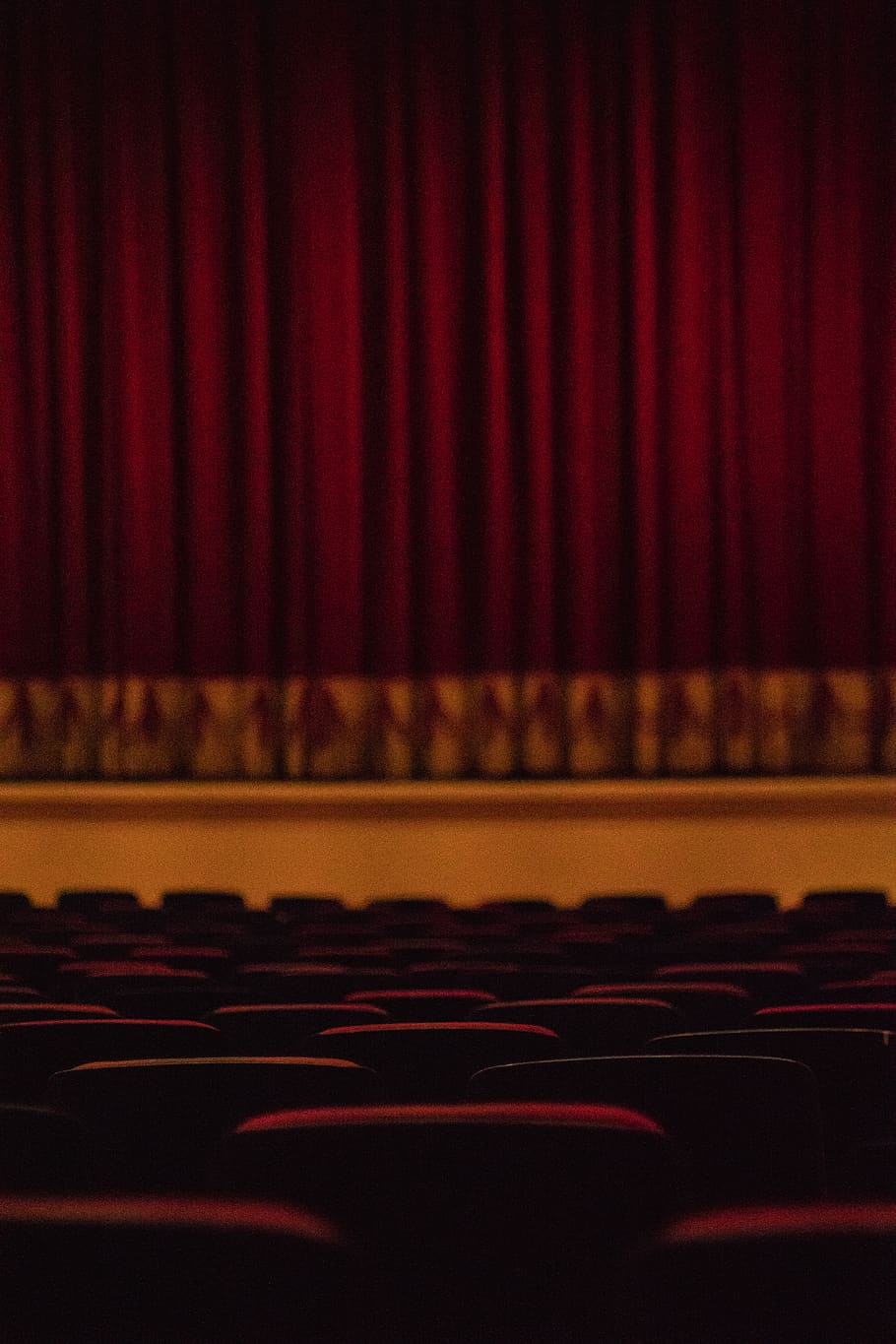 posti a sedere vuoti del teatro, in casa, cinema, cultura artistica e intrattenimento, rosso, nessuno, posto a sedere, palcoscenico, industria cinematografica, avvicinamento, teatro di scena, tenda, stage - spazio per le prestazioni, auditorium, assenza, di fila, Teatro, messa a fuoco selettiva, tessile, prestazione, vuoto, strumento a tastiera, 5K