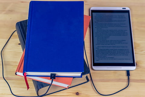 e-bog, tablet, touch screen, Læs, Bestil, mobil, uddannelse, multimedie, computer, teknologi, ereader, digital, moderne, online, Information, data, litteratur, tænke, bøger, sider, lære, undersøgelse, bogsider, visdom, papir, tekst, blå, indendørs, bord, forbindelse, meddelelse, ingen mennesker, trådløs teknologi, høj vinkel visning, offentliggørelse, stilleben, tæt på, træ - materiale, computerudstyr, bærbarhed, forretning, studere, 4K, CC0, offentligt domæne, royaltyfrie