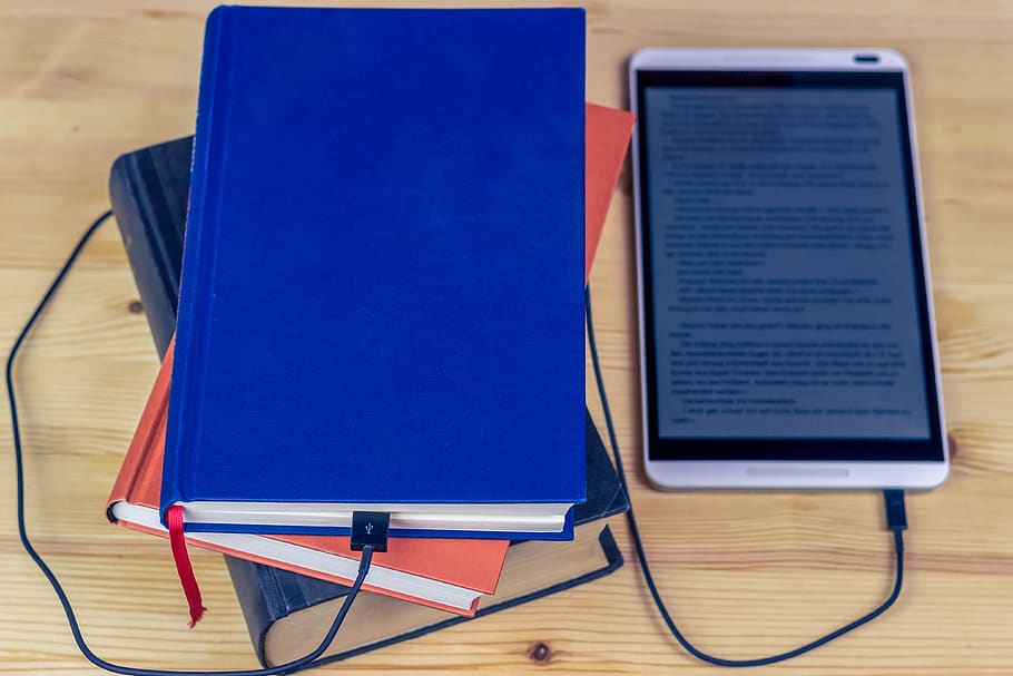 ebook, tauleta, pantalla tàctil, llegir, llibre, mòbil, educació, multimèdia, ordinador, tecnologia, ereader, digital, modern, en línia, informació, dades, literatura, pensar, llibres, pàgines, aprendre, estudiar, pàgines de llibres, saviesa, paper, text, blau, a l'interior, taula, connexió, comunicació, cap gent, tecnologia sense fils, vista d’angle alt, publicació, natura morta, primer pla, material de fusta, equips informàtics, portabilitat, negocis, 4K
