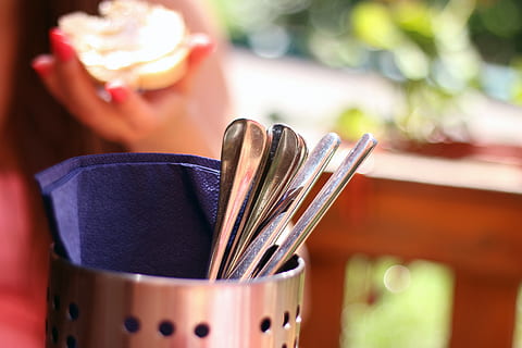 astia pidikkeessä, ruokailuvälineet, flatware, lounas, hopeat, keskittyä etualalle, sisällä, kontti, yksi henkilö, lähikuva, keittiöväline, valikoiva tarkennus, pensseli, naiset, ruoka, asetelma, ruoka ja juoma, nuoret naiset, elämäntavat, harjata, pöytä, luonto, aikuinen, nuori aikuinen, 5K, CC0, public domain, rojaltivapaa