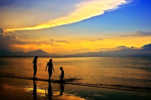 Silhouetten, 3 Menschen, Karosserie, Wasser, Dämmerung, Strand, Wolken, Küste, Berge, Natur, Ozean, Menschen, Meer, seelandschaft, Ufer, Himmel, Welle, Sonnenuntergang, Schönheit in der Natur, Szenen - Natur, wolke - himmel, echte Menschen, Zusammengehörigkeit, Land, orange Farbe, Berg, zwei Menschen, Silhouette, Lebensstile, Freizeitbeschäftigung, Ruhe, draußen, positive Emotionen, Tochter, 1080P, CC0, gemeinfrei, lizenzfrei