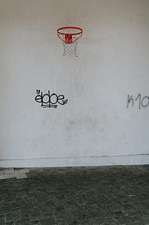 hvitmalte vegg, veggbyggingsfunksjon, arkitektur, bygget struktur, basketball nett, ingen folk, basketball - sport, graffiti, vegg, tekst, dag, kunst og Håndverk, gangsti, sport, innendørs, kreativitet, by, fravær, fortau, 8K, CC0, offentlig domene, opphavsrett gratis