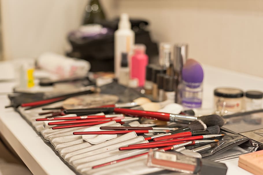 makeup, make-up štětce, make-up sada, štětce, lahví, kontejnery, uvnitř, velká skupina objektů, pracovního nástroje, variace, výběr, stálý život, stůl, nůžky, nikdo, skupina objektů, selektivní zaměření, detail, zaměřit se na popředí, uspořádání, podnikání, skupina, nástroj, dílna, ruční nářadí, hojnost, pracovní stůl, 4K