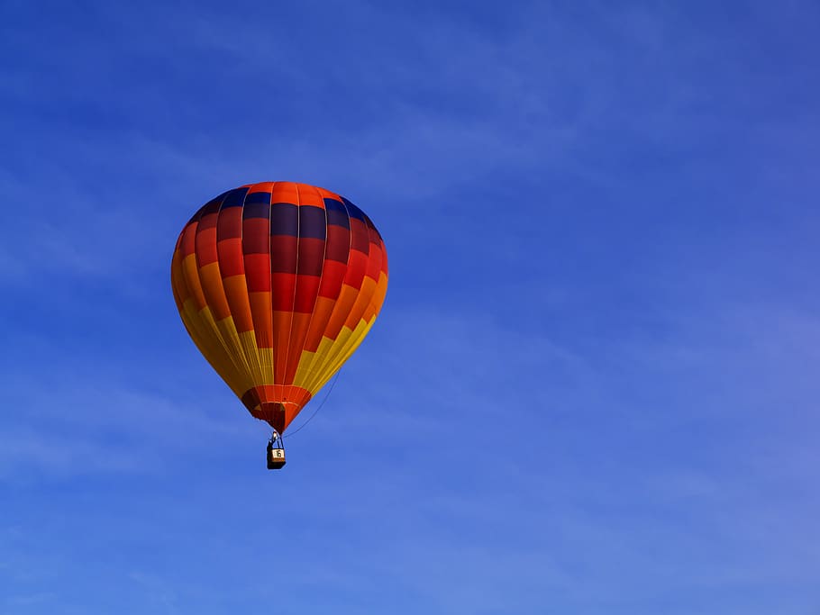 encara, articles, coses, calenta, aire, globus, volar, cel, núvols, minimalista, blau, patrons, disseny, globus d'aire calent, volant, transport, aventura, a l'aire, vehicle aeri, vista d’angle baix, esport, manera de transport, Esports extrems, multicolor, llibertat, naturalesa, moviment, paracaigudes, viatjar, festival de globus, cap gent, a l'aire lliure, 4K