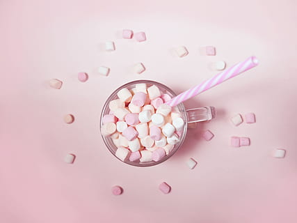 hrnek marshmallows, ibišek, sladký, cukroví, sláma, pohár, růžový, flatlay, jídlo, pastel, Jasný, sklenka, jídlo flatlay, zdravotnictví a lékařství, studio shot, růžová barva, velká skupina objektů, uvnitř, růžové pozadí, medicína, pilulka, barevné pozadí, dávka, jíst nádobí, kapsle, kuchyňské nádobí, nikdo, jídlo a pití, lžíce, přímo nad, detail, sladké jídlo, přebytek, pokušení, 2K, CC0, veřejná doména, bez autorských práv