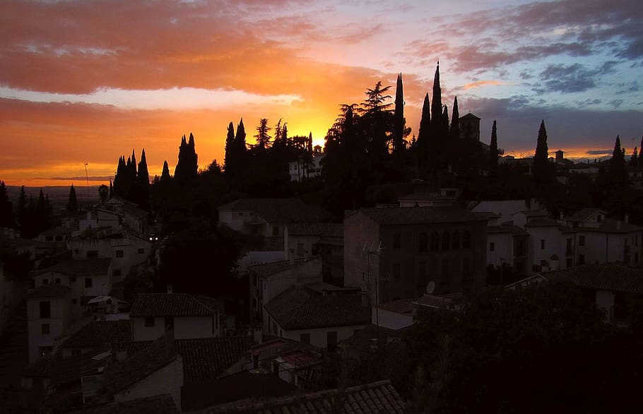 albaicina, granada, espanya, posta de sol, andalucia, arquitectura, exterior de l'edifici, cel, edifici, estructura construïda, núvol - cel, ciutat, barri residencial, naturalesa, arbre, cap gent, paisatge urbà, vespre, lloc de culte, planta, vista d’angle alt, religió, a l'aire lliure, lloc, ubicació, 2K