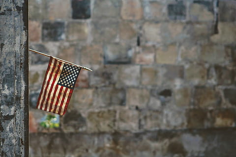 bandera, Amèrica, penjant, paret, publicació, vell, vintage, gastat, brutícia, decaïment, bokeh, borrós, maó, construcció, merica, morter, biga, blau, blanc, vermell, bandera americana, EUA, el patriotisme, quatre de juliol, cap gent, cultura americana, bandera nacional, a l'aire lliure, dia commemoratiu de nosaltres, còpia espai, forma d'estrella, símbol, dia, 4K, CC0, domini públic, lliure de regalies