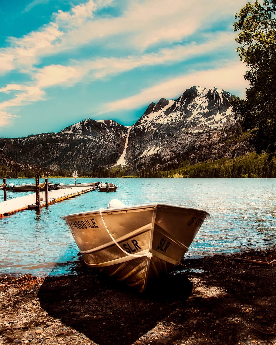beige, barca, accanto, molo marittimo, nuvole, bacino, foresta, idilliaco, montagne, natura, molo, panoramico, ombra, riva, cielo, tranquillo, alberi, acqua, moto d'acqua, boschi, nave nautica, montagna, bellezza nella natura, scenics - natura, mezzi di trasporto, nuvola - cielo, scena tranquilla, la tranquillità, modo di trasporto, ormeggiato, lago, giorno, spiaggia, catena montuosa, nessuno, scena non urbana, all'aperto, barca a remi, 1080P