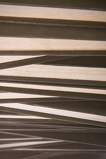 Buch, Bildung, Reiseführer, Wissen, Bibliothek, Alphabetisierung, Literatur, lesen, Lehrbuch, Arbeitsmappe, Muster, keine Leute, Vollbild, Hintergründe, Sonnenlicht, Nahansicht, Schatten, Natur, drinnen, Tag, Wiederholung, texturiert, die Architektur, Treppe, Holz - Material, High Angle View, gebaute Struktur, Stillleben, Design, 4K, CC0, gemeinfrei, lizenzfrei