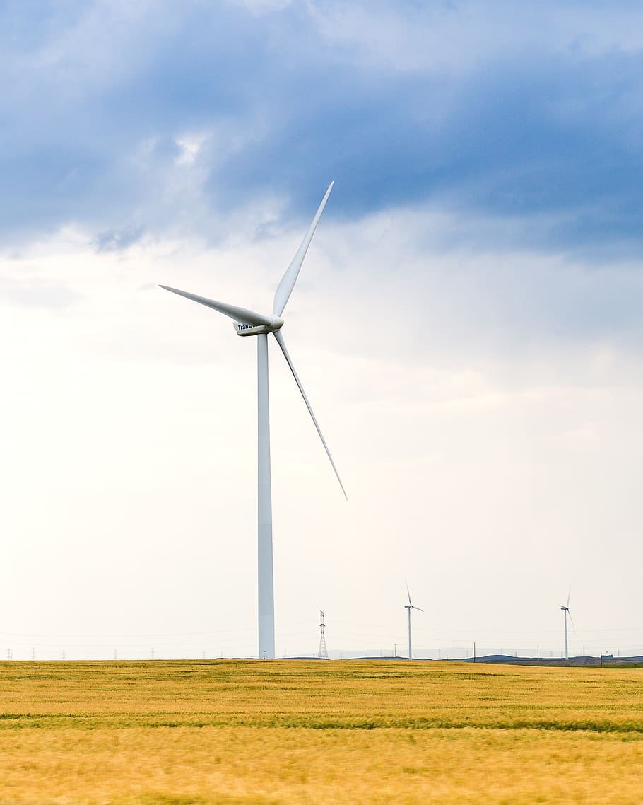 máquina, motor, turbina, turbina de vento, poder, viagem, fotografia de paisagem, vida urbana, campo, plantar, grama, ao ar livre, de volta, pastagem, natureza, terra, habitação, construção, fotografia, energia renovável, conservação ambiental, geração de combustível e energia, energia alternativa, força do vento, meio Ambiente, céu, panorama, tecnologia, cena rural, nuvem - céu, dia, beleza na natureza, ninguém, recursos sustentáveis, eletricidade, poder na natureza, fonte de energia, vento, 2K
