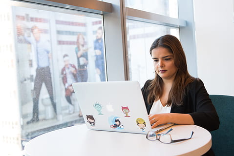 mulher usando laptop, codificação, computador, desenvolvedor, desenvolvimento, nômade digital, menina, git, github, computador portátil, pessoa, programador, programação, trabalho remoto, sala, sério, mulher, trabalhando, área de trabalho, adulto jovem, tecnologia, tecnologia sem fio, mulheres jovens, mesa, comunicação, conexão, dentro de casa, Internet, sentado, mulheres, janela, adulto, olhando para baixo, olhando, usando laptop, 5K, CC0, domínio público, royalty free