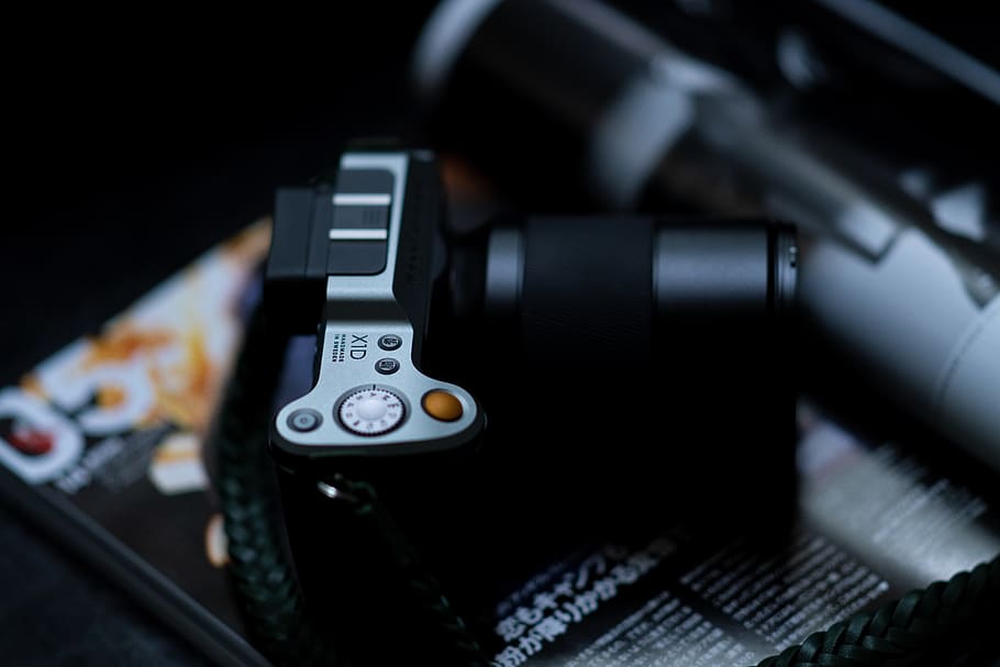 càmera negra, electrònica, càmera, text, fotografia, foto, videojocs, corretja, telèfon, microscopi, binoculars, dit, bobina, espiral, lent de la càmera, càmera digital, càmera de vídeo, adaptador, càmera web, tapa de lent, tecnologia, a l'interior, comunicació, primer pla, connexió, nombre, cap gent, càmera - equip fotogràfic, temes de fotografia, color negre, enfocament selectiu, nostàlgia, estil retro, tecnologia sense fils, ordinador, equip fotogràfic, sol objecte, receptor de telèfon, telèfon fix, teclat, 8K