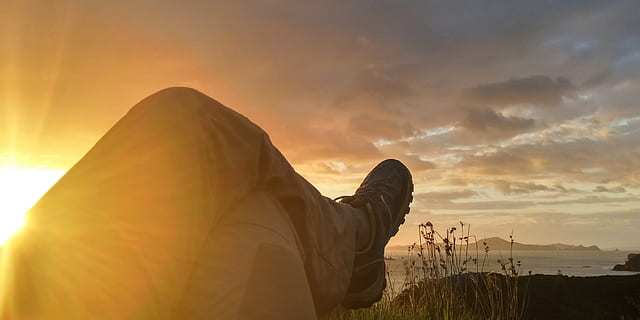Sonne, reflektieren, Person, Kreuz, Bein, Kumuluswolken, Sonnenaufgang, hinterleuchtet, Wolken, Dämmerung, Abend, Goldene Sonne, Gras, Wanderschuhe, Horizont, See, Landschaft, Beine, Berg, Natur, draußen, Reflexion, szenisch, Schuh, Silhouette, Himmel, Sonnenstrahlen, Sonnenuntergang, Wasser, wolke - himmel, Schönheit in der Natur, Menschen, Freizeitbeschäftigung, Ruhe, Entspannung, Morgen, Sonnenstrahl, Szenen - Natur, Sonnenlicht, ruhige Szene, Reise, Reiseziele, Urlaub, 2K, CC0, gemeinfrei, lizenzfrei