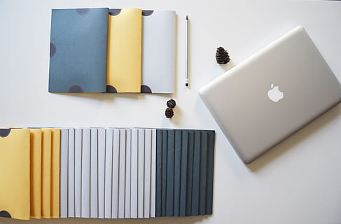 Computer, Schreibtisch, Büro, tragbar, Technologie, Geschäft, Arbeit, Tabelle, Notizbuch, Arbeitsplatz, Attrappe, Lehrmodell, Simulation, das Internet, MacBook, modern, Bloggen, Planung, Digital, Mappe, Projekt, planen, Kommunikation, Präsentation, Marketing, Netz, Hintergrund, drinnen, Papier-, keine Leute, Bleistift, Stillleben, Wandbau - Funktion, Gelb, Bürobedarf, weiße Farbe, Nahansicht, Gruppe von Objekten, kopieren sie platz, Veröffentlichung, Container, Gruppe, große gruppe von gegenständen, dokumentieren, leer, 5K, CC0, gemeinfrei, lizenzfrei
