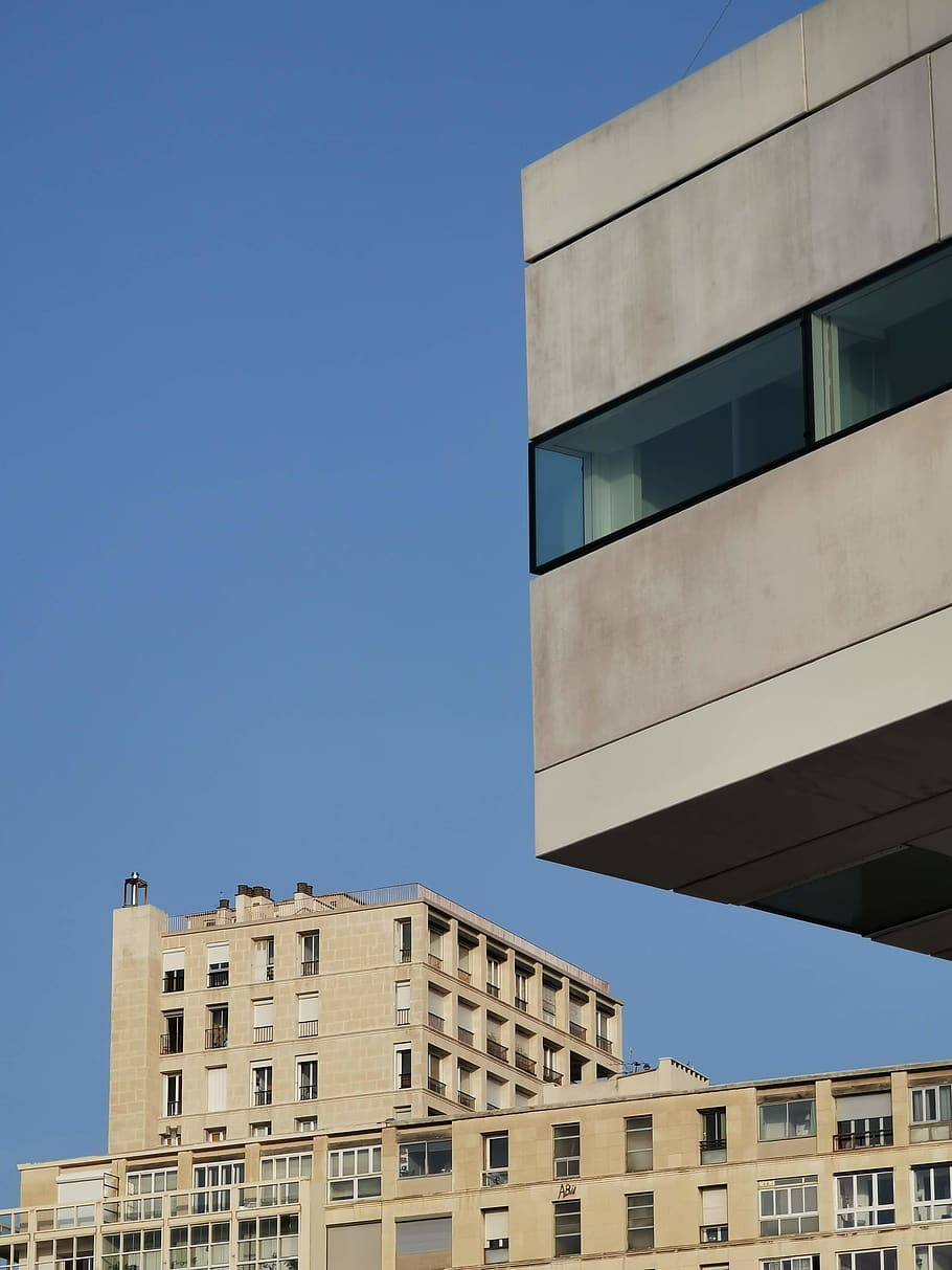 edifici de formigó gris, edifici, edifici d'oficines, habitatge, condomini, ciutat, urbà, arquitectura, de gran alçada, edifici d'apartaments, centre de la ciutat, marseille, 7 de prom. pierre laffont, França, decoració de la llar, torre, naturalesa, camp, a l'aire lliure, refugi, exterior de l'edifici, estructura construïda, cel, finestra, cel clar, blau, vista d’angle baix, oficina, dia, cap gent, llum solar, modern, barri residencial, vidre - material, còpia espai, exterior d’edifici d’oficines, apartament, 2K