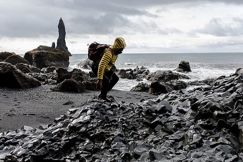 Foto, Mann, Gelb, Kapuzenpullover, Strand, Wolken, Dämmerung, Tageslicht, Umgebung, Landschaft, Bewegung, Natur, Ozean, Ozeanküste, Rock, Felsen, szenisch, Meer, seelandschaft, Ufer, Himmel, Steine, Sturm, Sonnenaufgang, Sonnenuntergang, Wasser, Wellen, Rock - Objekt, solide, echte Menschen, Lebensstile, in voller Länge, Land, Freizeitbeschäftigung, eine Person, wolke - himmel, Schönheit in der Natur, Seitenansicht, Tag, Horizont über Wasser, draußen, 5K, CC0, gemeinfrei, lizenzfrei