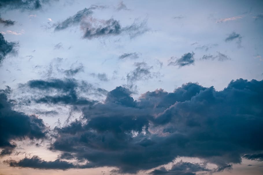cel nuvolat gris, atmosfera, cel blau, núvols, cloudscape, ennuvolat, colors, núvols foscos, dia, la llum del dia, distància, dramàtica, cel, alt, naturalesa, pluja, escènic, temps, núvol - cel, bellesa a la natura, escenics - natura, tranquil·litat, vista d’angle baix, escena tranquil·la, cap gent, a l'aire lliure, idíl·lic, cel dramàtic, fons, tempesta, medi ambient, posta de sol, núvol, meteorologia, 5K