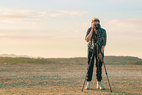 mężczyzna, ma na sobie, koszula sportowa, trzymać, aparat fotograficzny, chmury, dzień, pole, trawa, człowiek, krajobraz, męski, osoba, robić zdjęcie, drzewa, statyw, nosić, jedna osoba, prawdziwi ludzie, niebo, na stojąco, spędzania wolnego czasu, tematy fotograficzne, scenics - natura, styl życia, wylądować, czynność, mężczyźni, Natura, pełna długość, aparat fotograficzny - sprzęt fotograficzny, codzienne ubrania, spokój, piękno natury, fotograf, na dworze, 5K, CC0, domena publiczna, darmowe zdjęcia