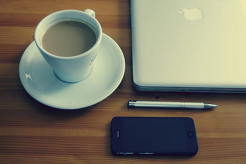 tassa, plat, al costat, MacBook, bolígraf, iphone, poma, cafè, creatiu, alba, escriptori, beure, buit, portàtil, mòbil, oficina, smartphone, natura morta, tecnologia, fusta, taula, refresc, menjar i beguda, cafè - beguda, tassa de cafè, a l'interior, cap gent, tecnologia sense fils, vista d’angle alt, connexió, comunicació, material de fusta, vaixella, esmorzar, 2K, CC0, domini públic, lliure de regalies