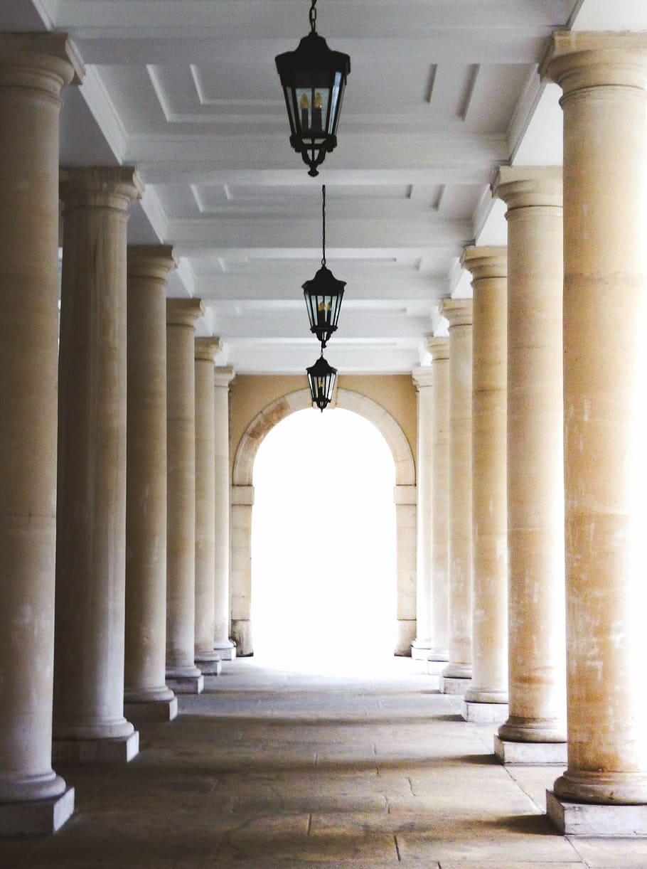 via de pilars de formigó gris, arc, arquitectura, edifici, columnes, passadís, llums, pilars, columna arquitectònica, arcade, estructura construïda, en fila, el passat, columnata, història, a l'interior, el camí a seguir, destinacions de viatge, cap gent, equips d’il·luminació, dia, direcció, sostre, perspectiva decreixent, llum elèctrica, estil clàssic, 4K