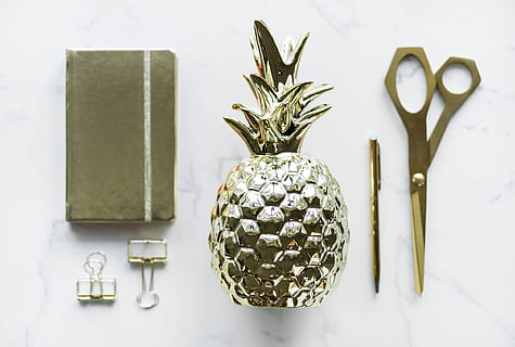 guldfarvet ananas, saks, klemme, decors, baggrund, farver, indretning, flatlay, guld, gylden, tidsskrift, marmor, Papirklip, pen, ananas, skinner, stål, bord, tags, dekoration, ingen mennesker, indendørs, tæt på, metal, design, guldfarvet, mønster, stilleben, murbygningsfunktion, jul ornament, udsmykkede, antik, sølvfarvet, Kunst og håndværk, kreativitet, fokus på forgrunden, hvid baggrund, luksus, 1080P, CC0, offentligt domæne, royaltyfrie