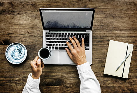 person, bedrift, sort, keramisk, kop, macbook, pro, drik, browsing, kaffe, forbindelse, skrivebord, apparat, drikke, ovenfra, hænder, varm drikke, internet, tastatur, bærbar, fritid, livsstil, mand, krus, netværk, notesbog, kontor, pen, skærm, søger, teknologi, maskinskrivning, trådløs, træbord, arbejde, arbejder, arbejdsområde, bord, en person, computer, bruger bærbar computer, kaffekop, direkte over, kaffe - drikke, indendørs, trådløs teknologi, meddelelse, rigtige mennesker, høj vinkel visning, mad og drikke, herrer, hånd, 4K, CC0, offentligt domæne, royaltyfrie