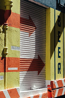 Weiß, Rollladen, schließen, Wohnkultur, Fenster, Wand, Fensterschatten, Vorhang, Verschluss, Transport, Fahrzeug, Geländer, Zeichen, Licht, Fahrrad, Graffiti, Fotografie, fujifilm, xt2, 56mm, Detail, die Architektur, gebaute Struktur, Tag, Gebäudehülle, Sonnenlicht, rot, keine Leute, Schatten, Gelb, draußen, Wandbau - Funktion, Kommunikation, Gebäude, gewelltes Eisen, Eisen, Natur, Schutz, 5K, CC0, gemeinfrei, lizenzfrei
