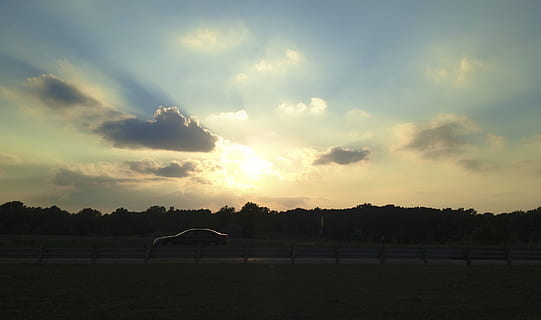 saulėlydis, saulės spinduliai, šešėlis, mėlynas dangus, sunray, kelio, „cloudscape“, debesis, dangus, debesis - dangus, pobūdį, vaizdai - gamta, grožis gamtoje, ramioje scenoje, ramybė, augalų, nėra žmonių, aplinką, medis, kraštovaizdį, žemės, lauke, siluetas, Sportas, ne miesto scenoje, saulės šviesa, 2K, CC0, Viešasis domenas, nemokamai