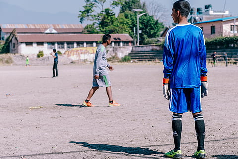 street fodbold goalie, barndom, barn, hanner, herrer, spille, to personer, drenge, fuld længde, familie, samvær, rigtige mennesker, dag, afslappet tøj, hunner, mennesker, natur, fritidsaktivitet, livsstil, tilfældige mennesker, udendørs, 5K, CC0, offentligt domæne, royaltyfrie