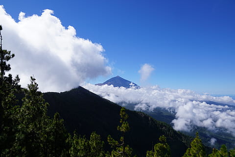 teide, núvols, bosc, paisatge, cel, núvol - cel, muntanya, bellesa a la natura, escenics - natura, cap gent, naturalesa, volcà, fum - estructura física, dia, medi ambient, escena tranquil·la, tranquil·litat, geologia, terra, escena no urbana, planta, a l'aire lliure, cim de muntanya, poder a la natura, a dalt, 5K, CC0, domini públic, lliure de regalies