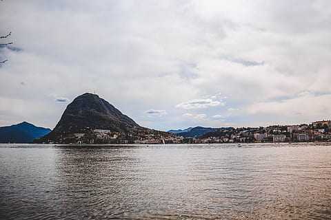 fotografía de paisaje, lago, bahía, playa, azul, ciudad, costa, costero, línea costera, Europa, lugar famoso, Italia, paisaje, montaña, Oceano, reflexión, escénico, scenics, mar, marina, cielo, verano, puesta de sol, turismo, pueblo, escena urbana, agua, nube - cielo, belleza en la naturaleza, frente al mar, naturaleza, paisajes - naturaleza, tranquilidad, nadie, escena tranquila, día, arquitectura, cordillera, idílico, exterior del edificio, estructura construida, al aire libre, 5K, CC0, dominio público, libre de derechos