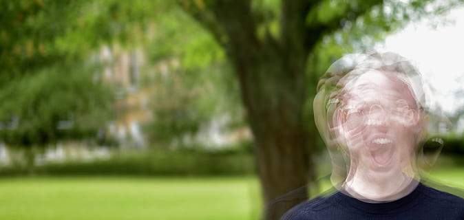 uomo che scuote la testa, viso, persona, umano, sorriso, sorridere, pianta, erba, vegetazione, capo, capi di abbigliamento, abbigliamento, femmina, all'aperto, albero, persone, foto, fotografia, ritratto, collo, ragazza, che ride, colpo alla testa, una persona, parte del corpo umano, adulto, natura, parte del corpo, giorno, colore verde, volto umano, giovane adulto, ambiente, vista frontale, emozione, contemplazione, 4K, CC0, dominio pubblico, privo di copyright