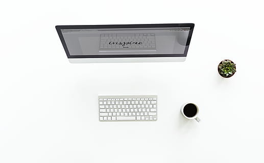Computer, niemand, Flatlay, Arbeitsplatz, Daten, Desktop, Schreibtisch, Hände, zeigt, Arbeiten, Büro, Information, Bildschirm, Tastatur, weißer Tisch, Antenne, pc, Aussicht, Anlaufen, Geschäft, Arbeit, Mac, weißer Hintergrund, Technologie, Studioaufnahme, drinnen, keine Leute, Computerausrüstung, ausgeschnitten, Essen und Trinken, Taschenrechner, Computer Tastatur, Finanzen, Kommunikation, High Angle View, Tasse, Tabelle, kabellose Technologie, Snack, Tastenfeld, 5K, CC0, gemeinfrei, lizenzfrei