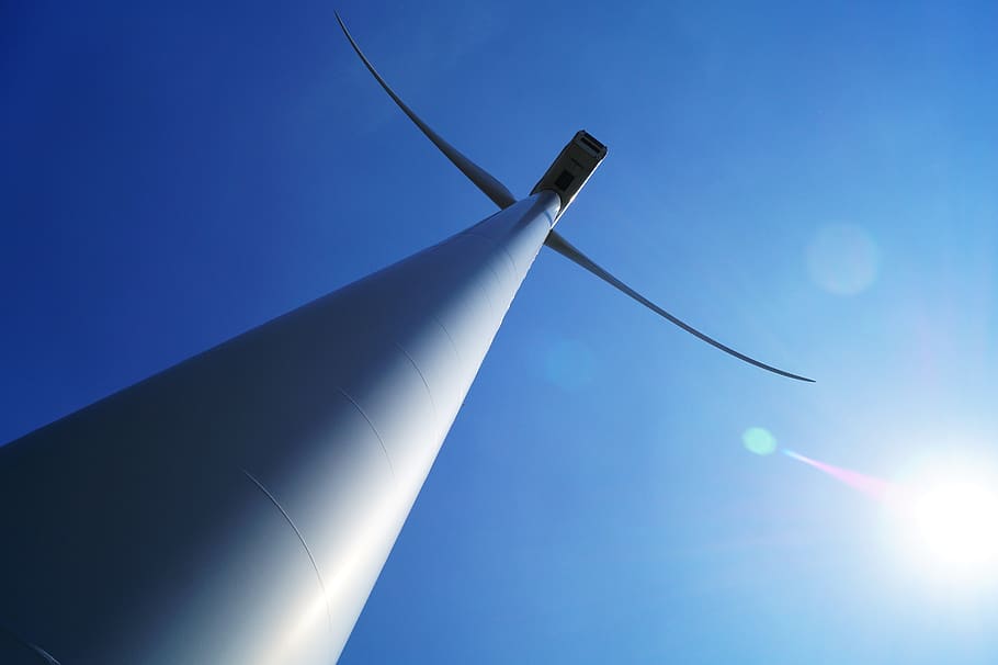arquitectura, edifici, estructura, torre, núvols, cel, sol, flamarada, blau, vista d’angle baix, flare de la lent, llum solar, naturalesa, cap gent, cel clar, dia, a l'aire lliure, assolellat, tecnologia, turbina, generació de combustible i energia, energia alternativa, esport, bellesa a la natura, aerogenerador, raig de sol, Font d'alimentació, directament a sota, 5K